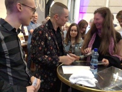 Cameron Carpenter erfüllte in der Pause fleissig und geduldig Autogrammwünsche 