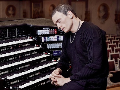 Cameron Carpenter in Gedanken versunken vor seiner Orgel