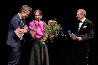 athleen McNurney umrahmt von, links Intendant Benedikt von Peter, rechts Moderator Kurt Aeschbacher Foto von Ingo Hoehn