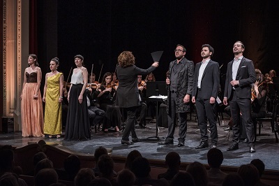 Dirigentin Isabelle Ruf zeigt ihren Mitmusikern wo und wie es lang geht