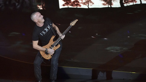 Eros Ramazzotti auf der Bühne in Aktiom Foto dpa Angelika Warmuth