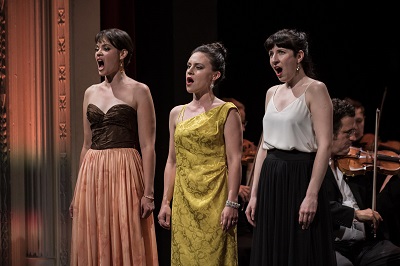 Geballte Frauenpower auf der Surseer Bühne v.l.n.r. Regula Mühlemann, Olivia Allemann, Stephanie Szanto