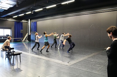 Kathleen McNurney beobachtet die Probe genau