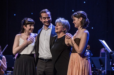 Musiklehrerin Prof. Barbara Locher, links neben Regula Mühlemann von der Hochschule Musik Luzern freut sich über die Ehrung