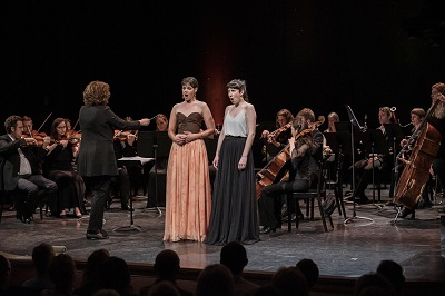 Regula Mühlemann mit Olivia Allemann,rechts, auf der Bühne