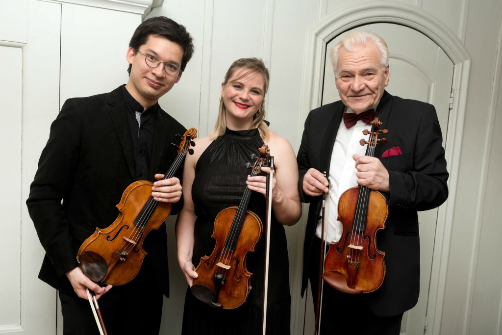 Solenne Paidassi mit Partner Aylen Pritchin links und Festivalleiter Luz LeskowitzFoto Wolfgang Gaedigk