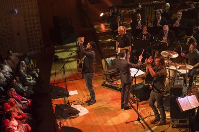 Henrik Belden animiert das Publikum zum Mitklatschen