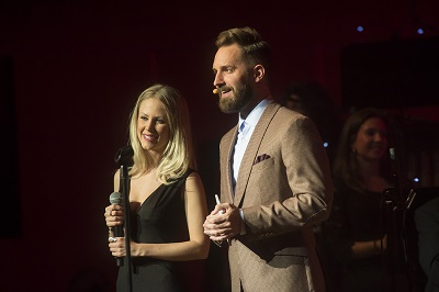 Sabrina Auer im Gespräch mit Moderator Damian Betschart