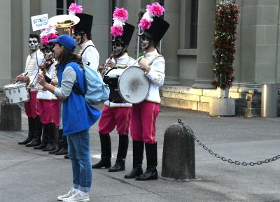 Am Eingang wartete eine Musikkapelle und begleitete die BesucherInnen mit speziellen Klängen im Areal