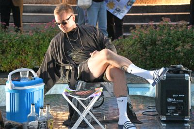 Charon in seinen Adiletten als Sunnyboy wartet auf seine Kundschaft