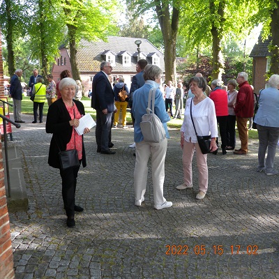 Angeregte Diskussionen vor der Kirche wàhrend der Pause