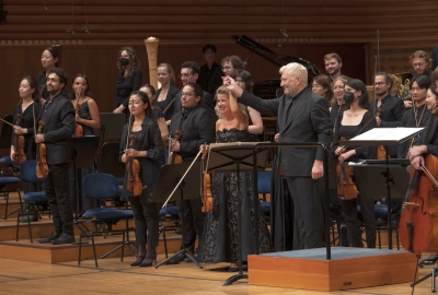 Anne-Sophie Mutter  Thomas Adès und das Orchester geniessen die stehende Ovation nach der Uraufführung von Air  