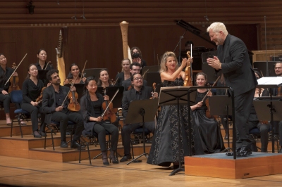 Anne-Sophie Mutter und Thomas Adès  beglückwünschen sich gegenseitig Foto Priska Ketterer