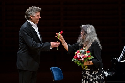 Auch dem Sänger gehört in Teil des Strausses findet Martha Argerich Foto Philipp Schmidli