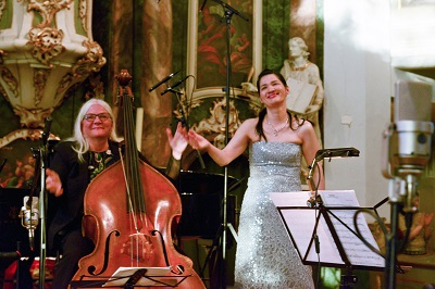 Bassistin Mette Hanskov und Pianistin Misa Hasegawa geniessen den Applaus