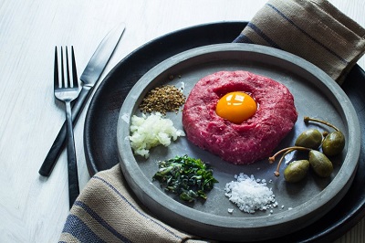 Beef Tatar mit Ei