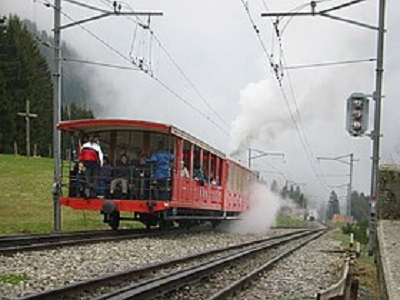 Dampfzüge auf der Doppelspur unterhalb bei Rigi Kaltbad