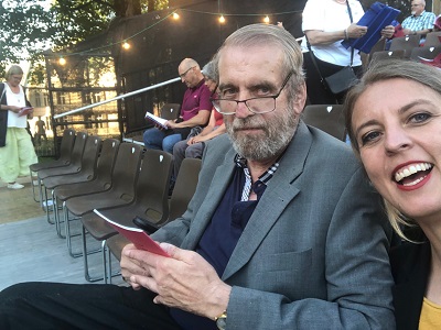 Der Autor mit Nichte Fleur Fuchs bestens platziert vor der Theaterbühne