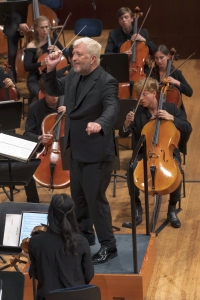 Dirigent Thomas Adès  gibt den Takt an