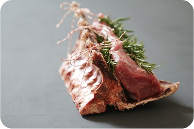 Dry aged Kalbsrücken am Knochen gegart