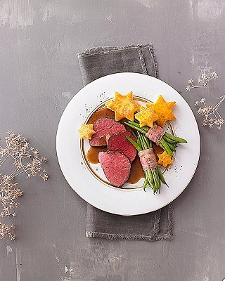 Einfacher Hauptgang schön arrangiert nicht mit Firlefanz überladen