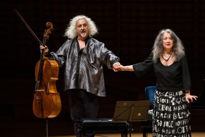 Martha Argerich und  Mischa Maisky freuen sich über die Ovationen Foto Philipp Schmidli