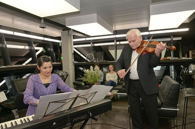 Luz Leskowitz Violine begleitet von Misa Hasegawa beim after concert meeting bei Managing Owner Captain Thomas Pötzsch
