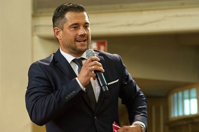 Marc Trampe frischgewählter Bürgermeister der Gemeinde Rellingen und  Schirmherr des Festivals begrüsst die Konzertbesucher