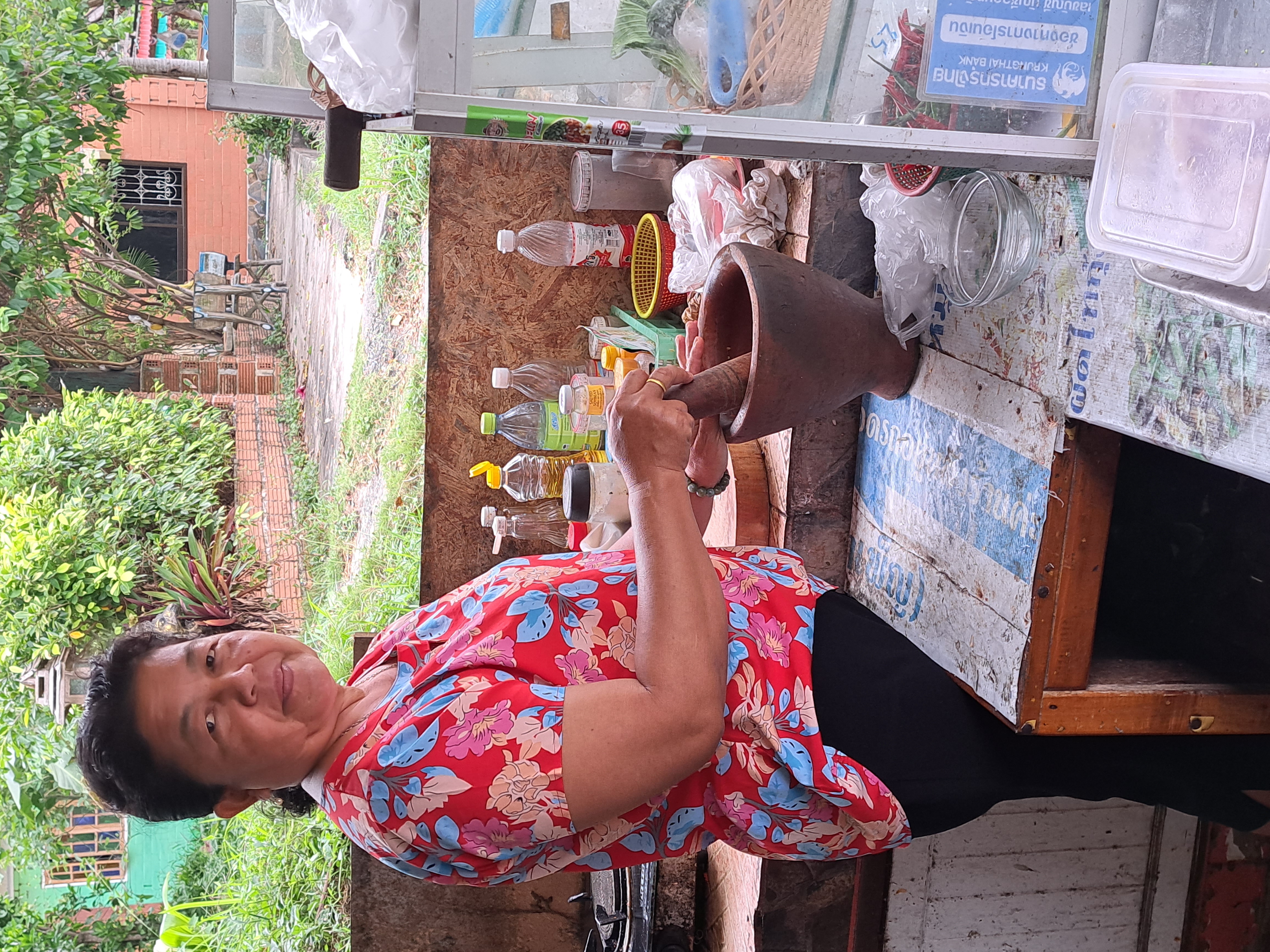 Nachbarin am Mörsern