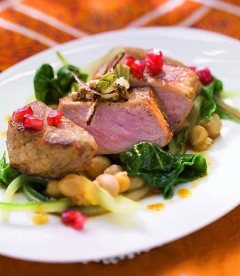 Rosa gebratener Kalbsrücken auf Mangold-Kichererbsen-Gemüse