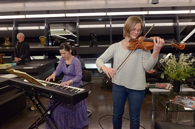 Solenne Païdassi Violine begleitet von Misa Hasegawa beim after concert meeting bei Managing Owner Captain Thomas Pötzsch links