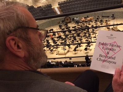 Studium des Programms im grossen Konzertsaal