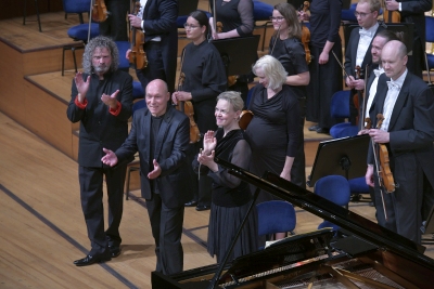 vlnr Solist Andreas Häfliger Komponist Dieter Ammann und Dirigentin Susanna Mälkki Foto Peter Fischli