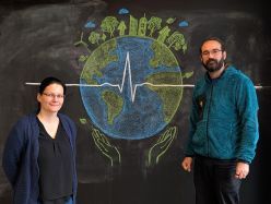 v.l. Prof. Claudia Lenk und Prof. Walter Karlen von der Universität Ulm setzen sich mit Unterstützung der Carl-Zeiss-Stiftung für eine Stärkung von Nachhaltigkeitsthemen im Ingenieursstudium ein  Quelle: Foto: Khrystina Semkiv  Copyright: Uni Ulm