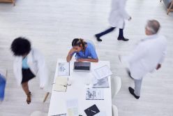 Zeit für neue Ansätze, um die medizinische Versorgung zu verbessern und Ressourcen effizienter zu nutzen  Jakob Wackerhausen  istock