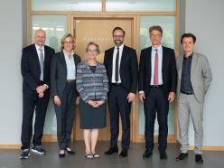 V.l.n.r.: Martin Peuker, Digitalisierungsvorstand Medizinische Universität Lausitz, Dekanin Prof. Esther Troost, TU-Rektorin Prof. Ursula Staudinger, Wissenschaftsminister Sebastian Gemkow, Prof. Uwe Platzbecker und Janko Haft, UKD-Vorstände  Quelle: UKD/Michael Kretzschmar