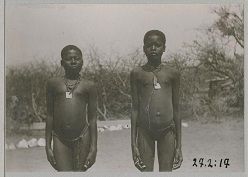 Herero-Mädchen mit Kriegsgefangenenmarken  Museum für Völkerkunde Hamburg