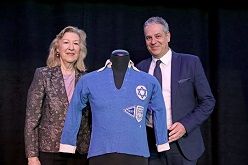 Susana Baron überreicht das Trikot ihres Vaters Max Girgulski an Museumsdirektor Manuel Neukirchner.