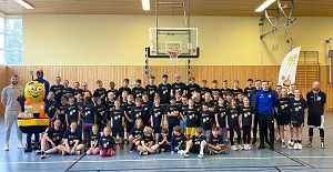 120 Kinder lernen Basketball mit HuiBo