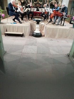 Das Sextett hochkonzentriert am Proben in der Rellinger Kirche am Sonntag Mittag. 26. Mai 2019