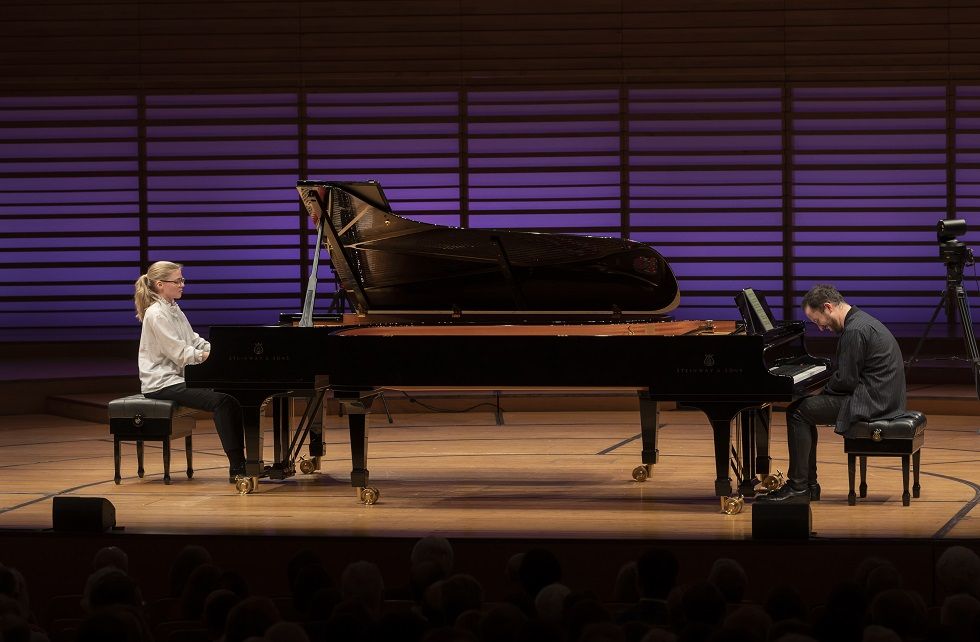 Johanna Summer und Igor Levit lösen sich ab bei den Waldszenen Foto Priska Ketterer