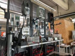 Im Projekt GridMaximizer haben Forschende der TH Köln eine Anwendung zur koordinierten Steuerung von Ladevorgängen entwickelt. Um die Lösung zu erproben, entwarf das Projektteam im Labor ein Verteilnetz mit sechs simulierten Haushalten.  Copyright: Henrike Klehr/TH Köln