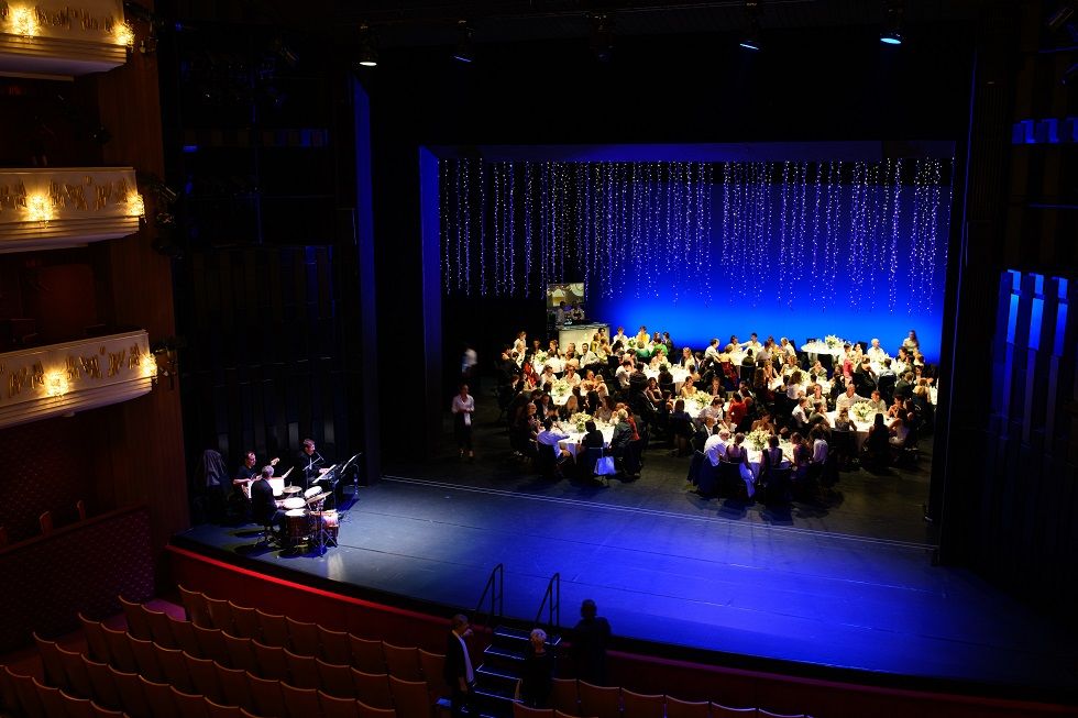 Festliches Diner auf der Bühne des LTL nach der Ballettgala Foto Franz Oss