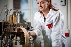 Forschte im Rahmen des IGF-Projekts an der TU Berlin – und heute auf Unternehmensseite: Elisabeth Högg bei Nassextrusionsversuchen.  Philipp Arnoldt  © PhilippArnoldt / TU Berlin