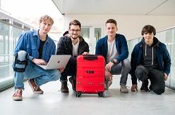 Die Studenten Nick Kempel, Joshua Arens, Joshua Summa und Till Mertin (v.l.n.r.) von der Universität des Saarlandes bauen einen intelligenten Koffer, der das Reisen künftig stressfreier machen soll.  Foto: Oliver Dietze
