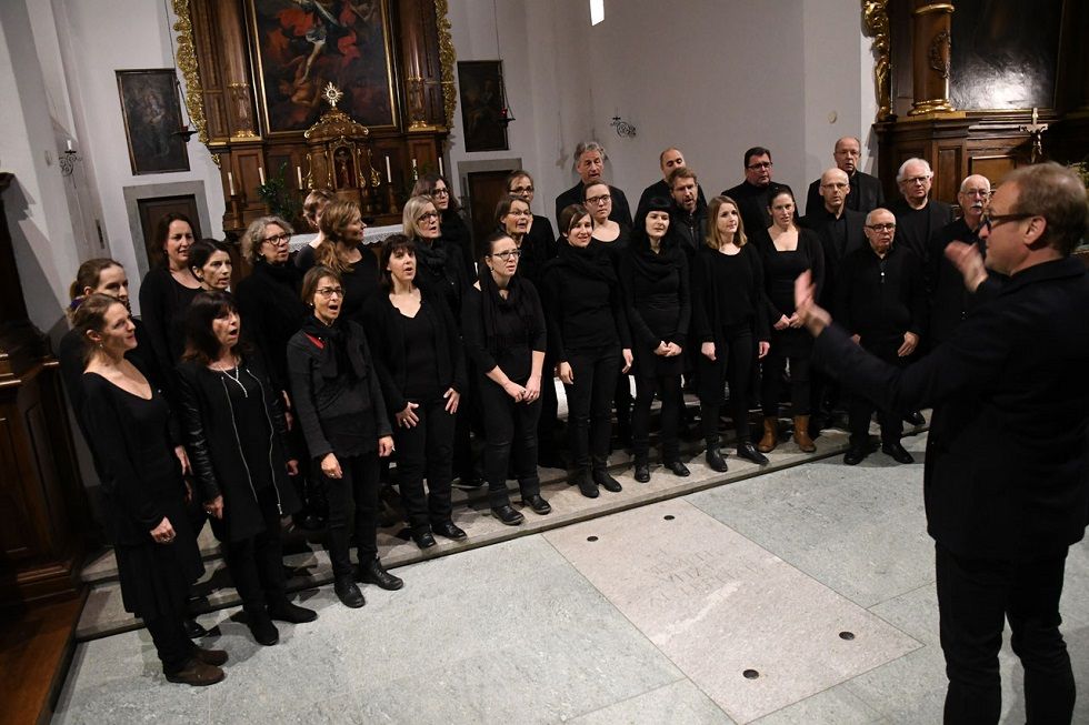 Vokalensemble Sursee unter der Leitung von Peter G. Meyer, links