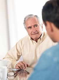  Bei einem Gespräch über Mobilität im Alter sind Sensibilität und Sachlichkeit gefragt. Foto: istockphoto/shapecharge