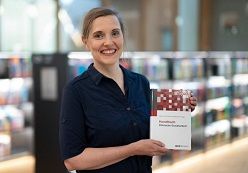 Prof. Dr. Christine Kröger von der Fakultät Soziale Arbeit und Gesundheit der Hochschule Coburg erklärt, worum es im neuen „Handbuch Klinische Sozialarbeit“ geht.  Natalie Schalk  Hochschule Coburg