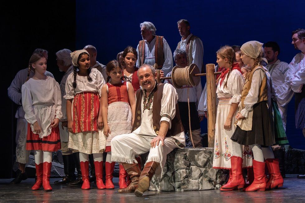 Szenenfoto von Roberto Conciatori Martin Weidmann als Kálmán Zsupán umringt vom Kinderchor