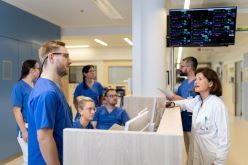 Prof. Thea Koch, Direktorin der Klinik für Anästhesiologie und Intensivtherapie, hat mit ihrem ITS-Team ein Projekt entwickelt, das durch verbesserte Kommunikation für mehr Patientensicherheit sorgen soll.  UKD/Kirsten Lassig